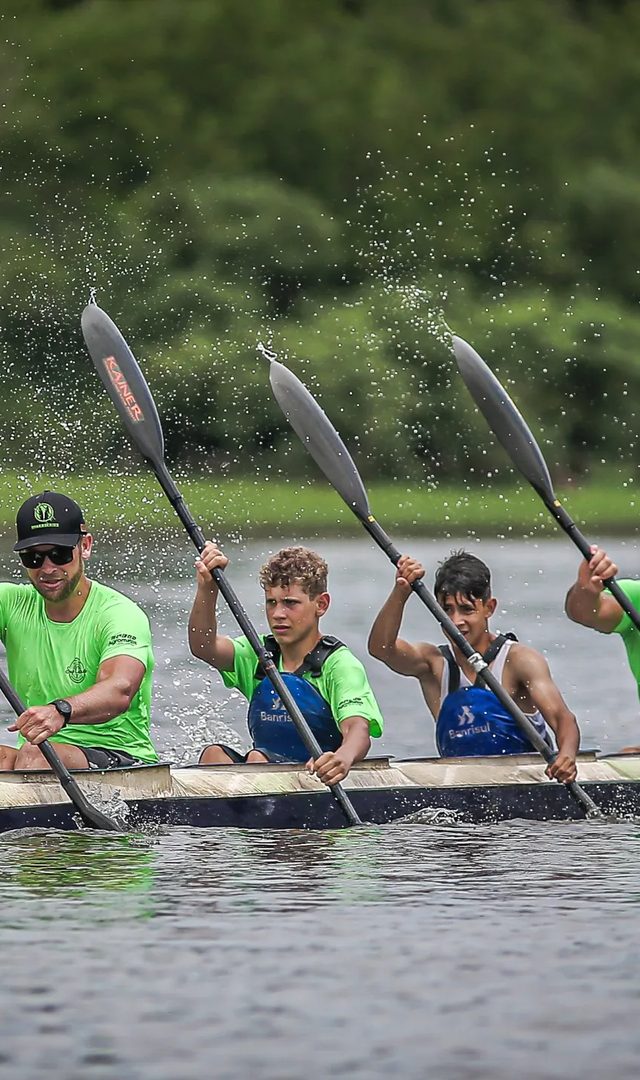Atletas da ACEN em K4 de canoagem velocidade
